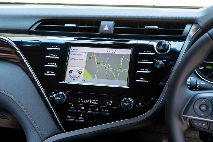 Детали интерьера Toyota Camry Hybrid 2019 года  (UK) (фото 18 из 40)